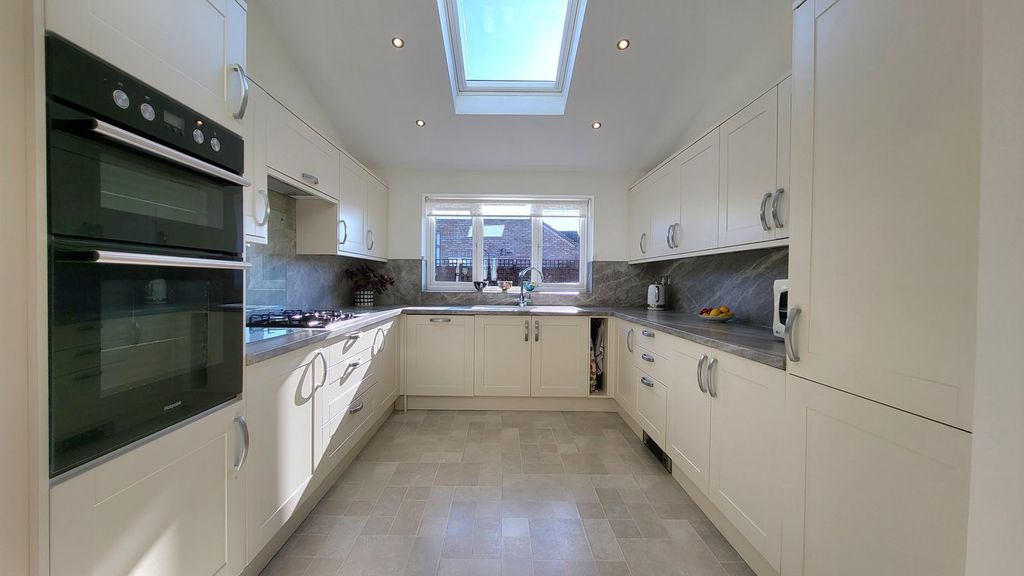 Property photo 2 of 23