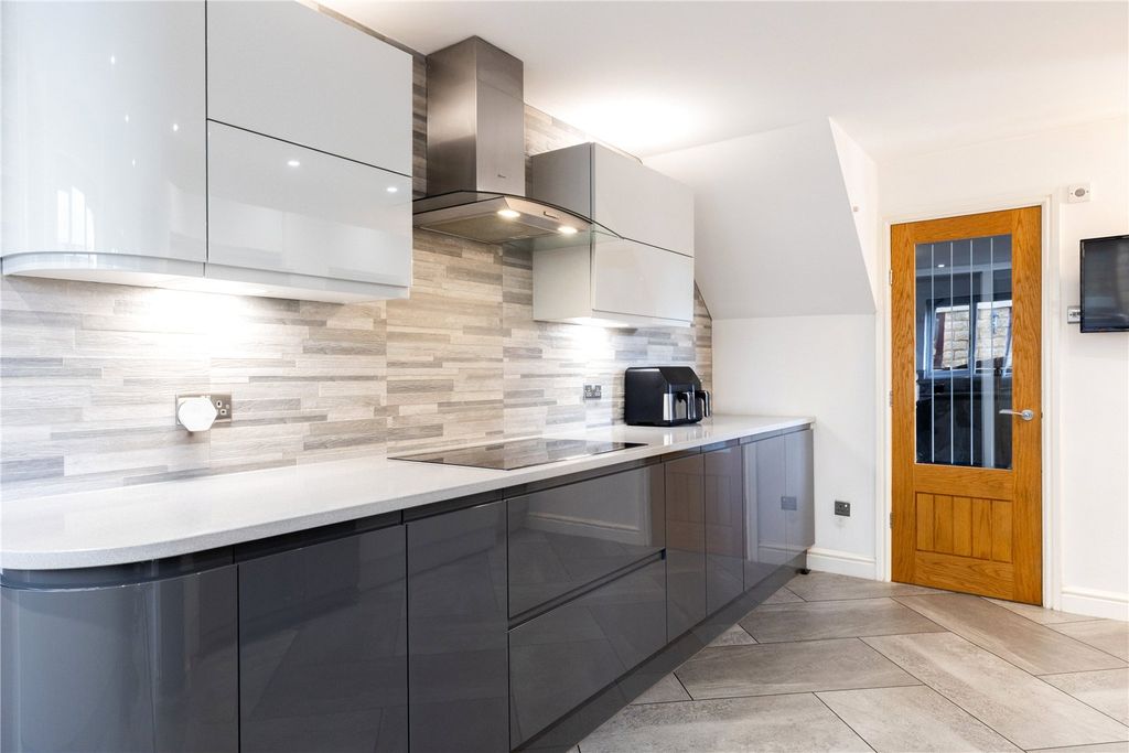 Property photo 2 of 31 Quality Kitchen