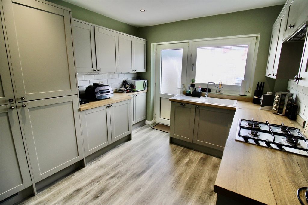 Property photo 3 of 17 Kitchen