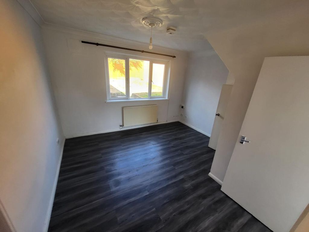 Property photo 2 of 9 Bedroom