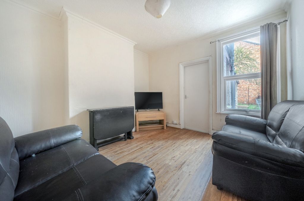 Property photo 3 of 18 1386709-11-693030E4Bfa93