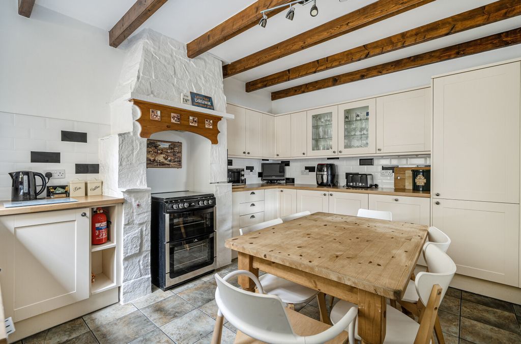 Property photo 3 of 14 Kitchen