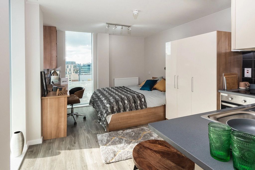 Property photo 1 of 10 Bedroom