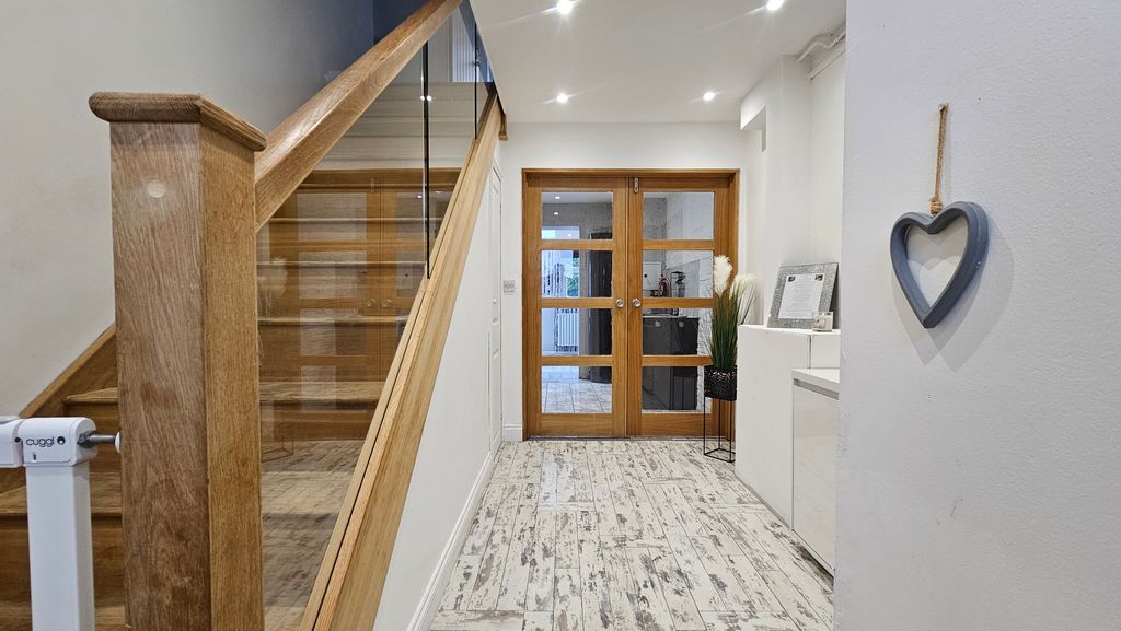 Property photo 2 of 21 Entrance Hall