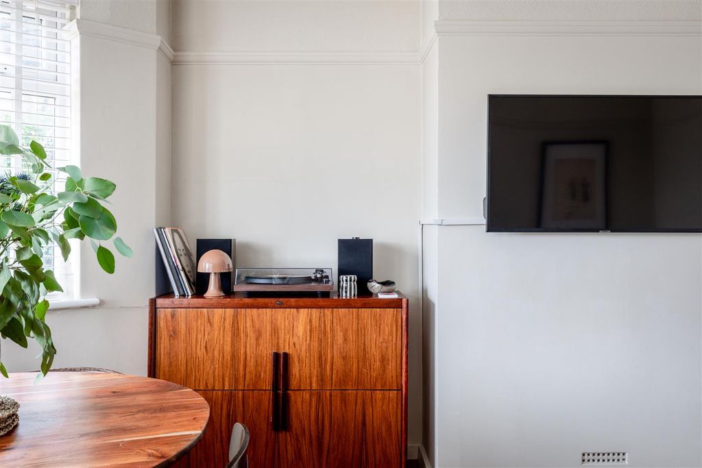 Property photo 3 of 9 12A Algar Close-6.Jpg