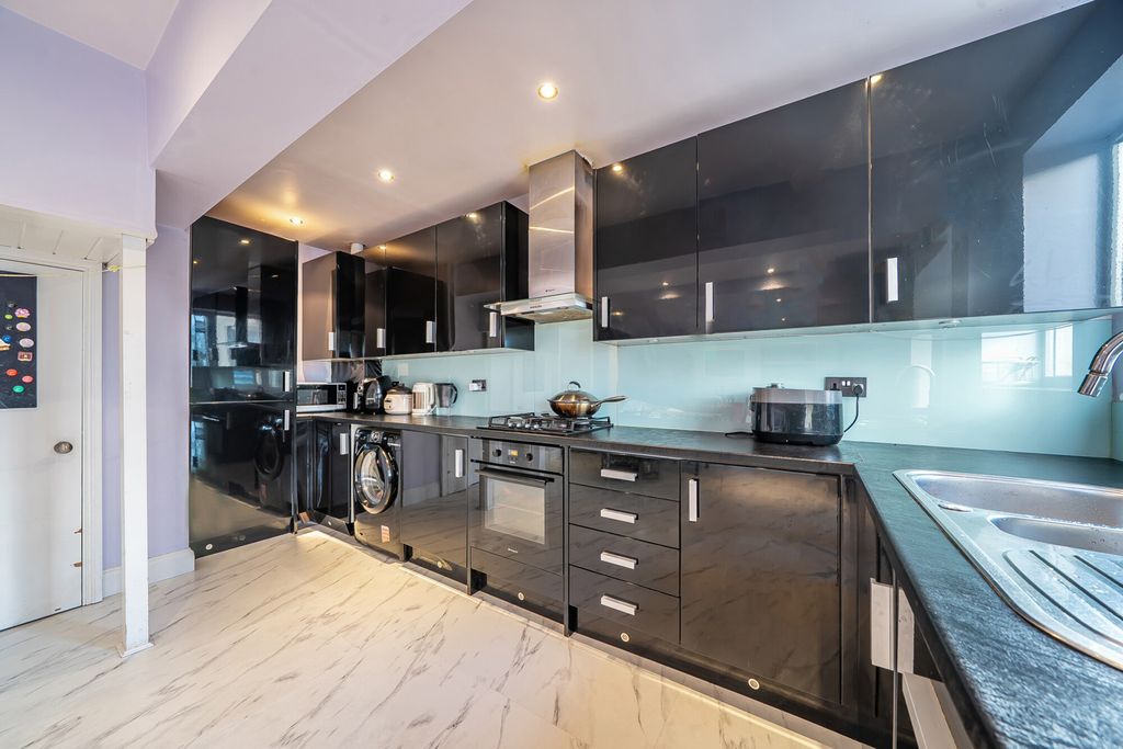 Property photo 2 of 28 Kitchen