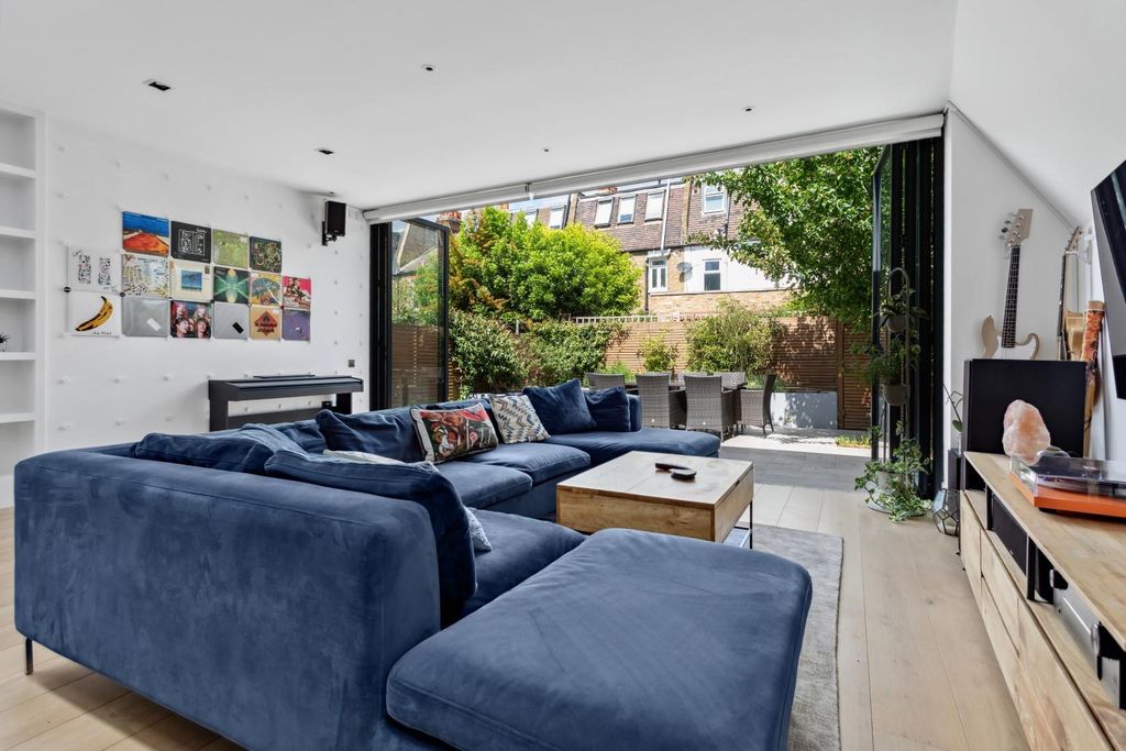 Property photo 3 of 17