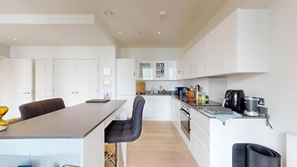 Property photo 2 of 13 Wardian, Canary Wharf For Sale, E14, By Barrain Lo