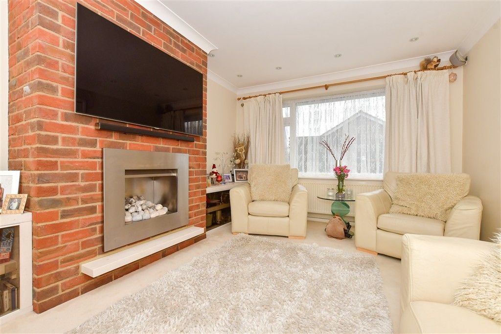 Property photo 2 of 13 Lounge