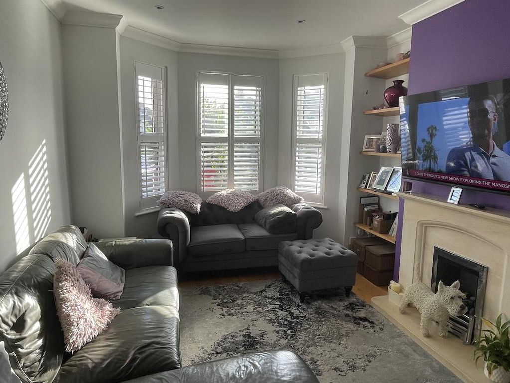 Property photo 3 of 19 Lounge