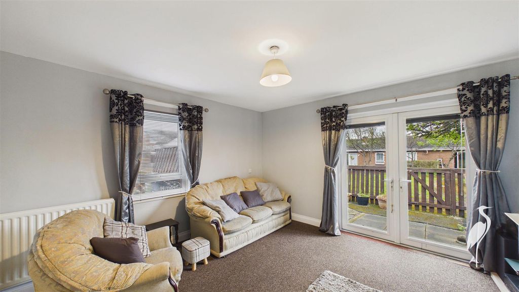 Property photo 3 of 17 Lounge