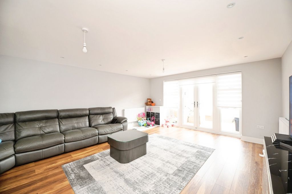 Property photo 3 of 16 Pbox-Img.Jpg