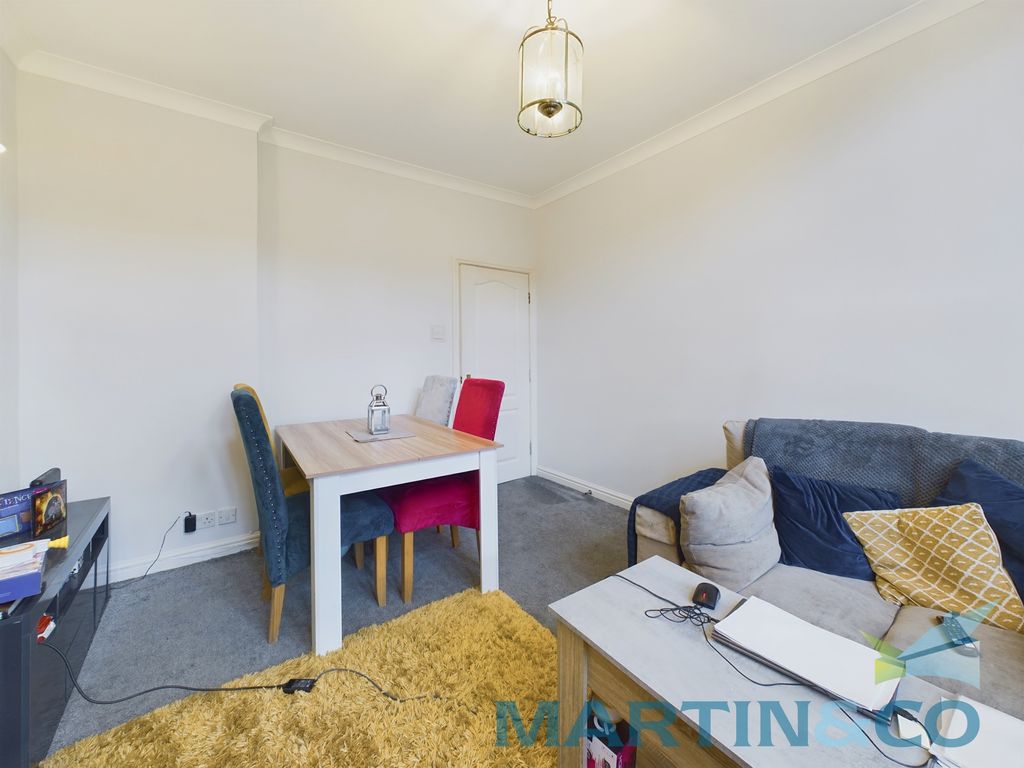 Property photo 3 of 18 Cam01870G0-Pr0156-Still001