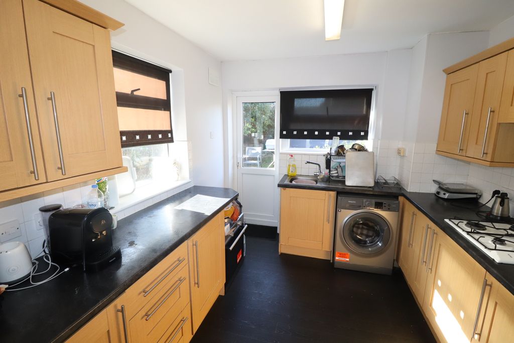 Property photo 2 of 8 Kitchen