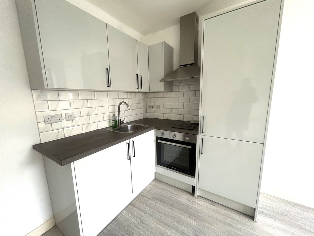 Property photo 1 of 12 Image00013