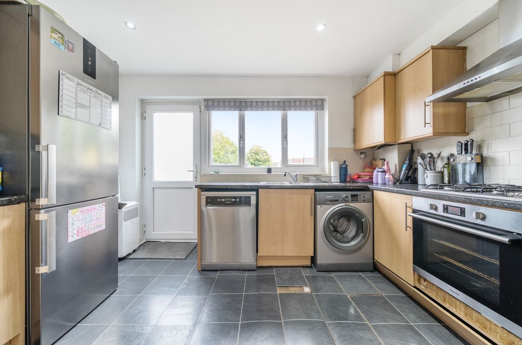 Property photo 3 of 11 Kitchen3