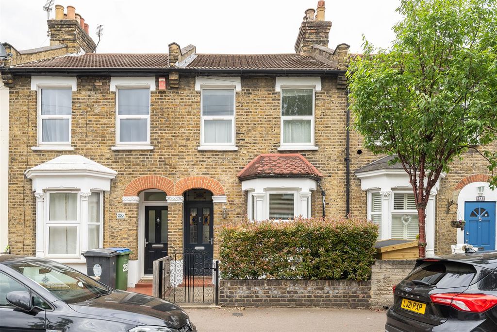 Property photo 1 of 30 Odessa Road, E7