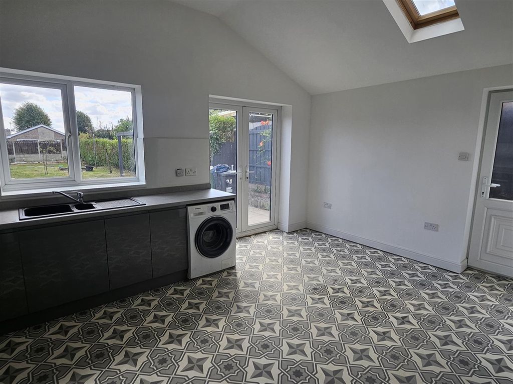Property photo 3 of 16 Dining Area
