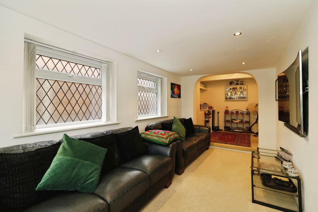 Property photo 3 of 18