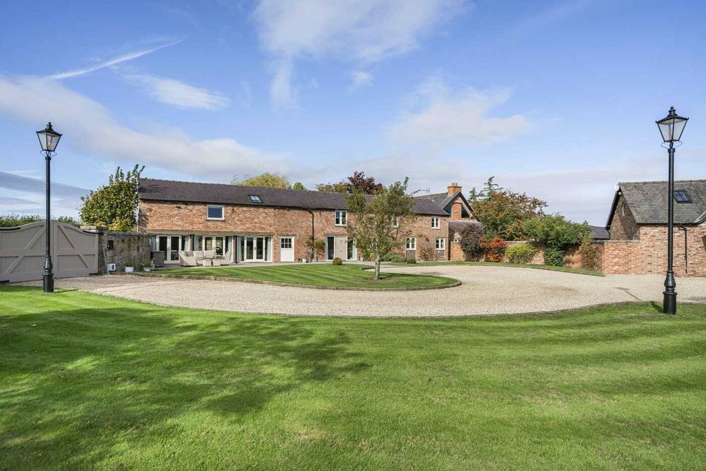 Property photo 1 of 18 Sandford Barn