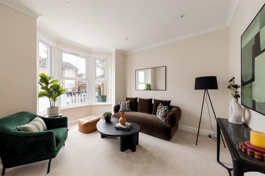 Property photo 3 of 52 Leasowes Road E10