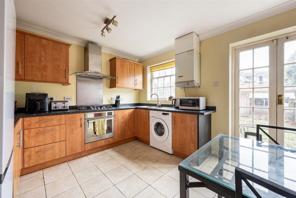 Property photo 2 of 25 Handsworth Avenue, E4