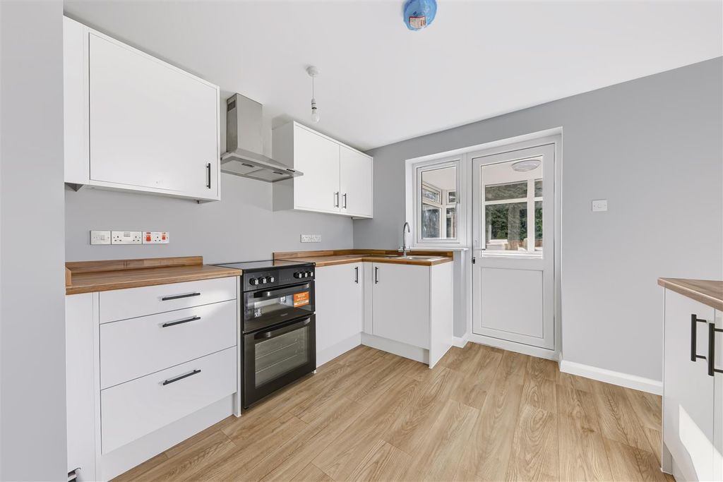 Property photo 2 of 11 Kitchen