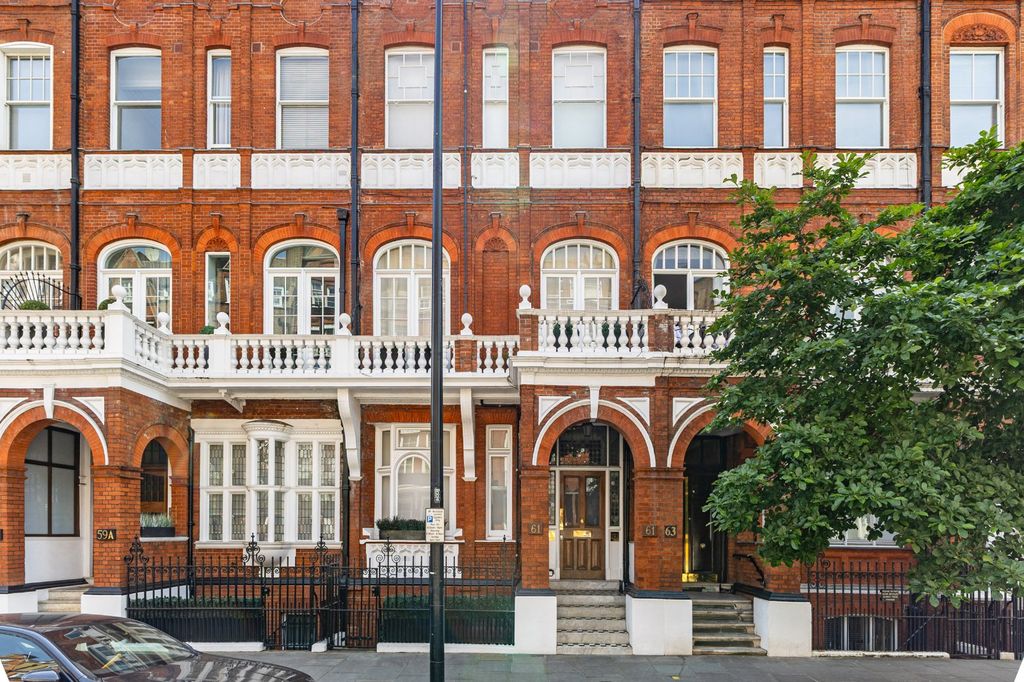 Property photo 1 of 17 Handsome Building