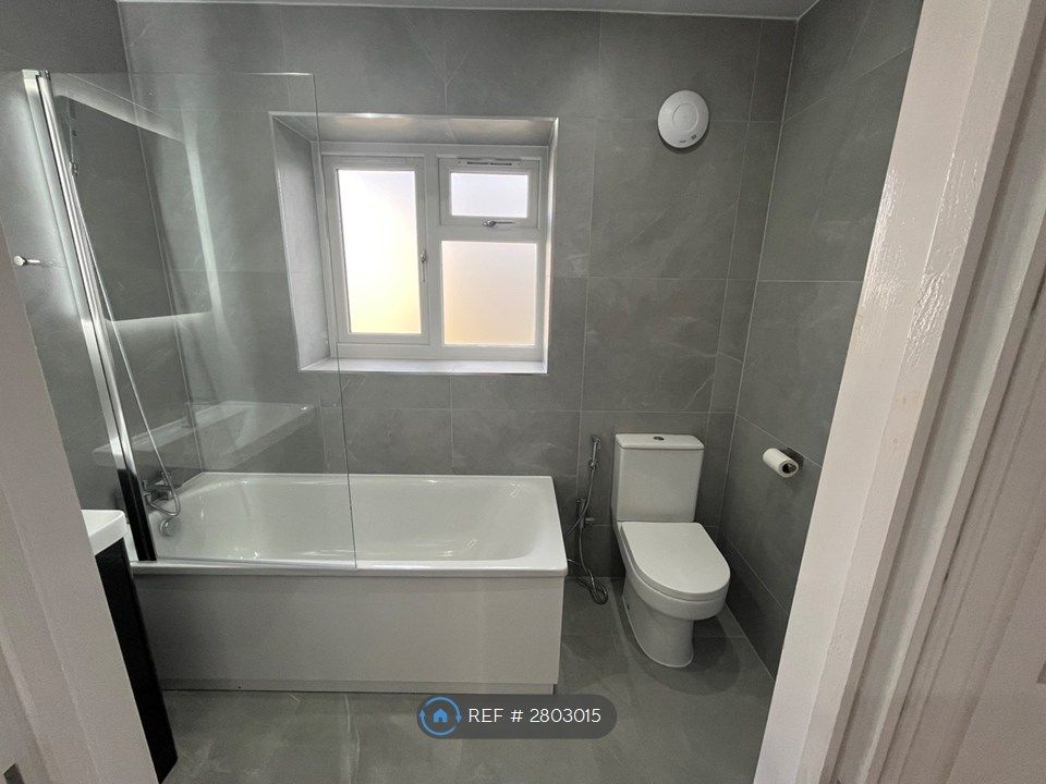 Property photo 2 of 8 En-Suite Bath