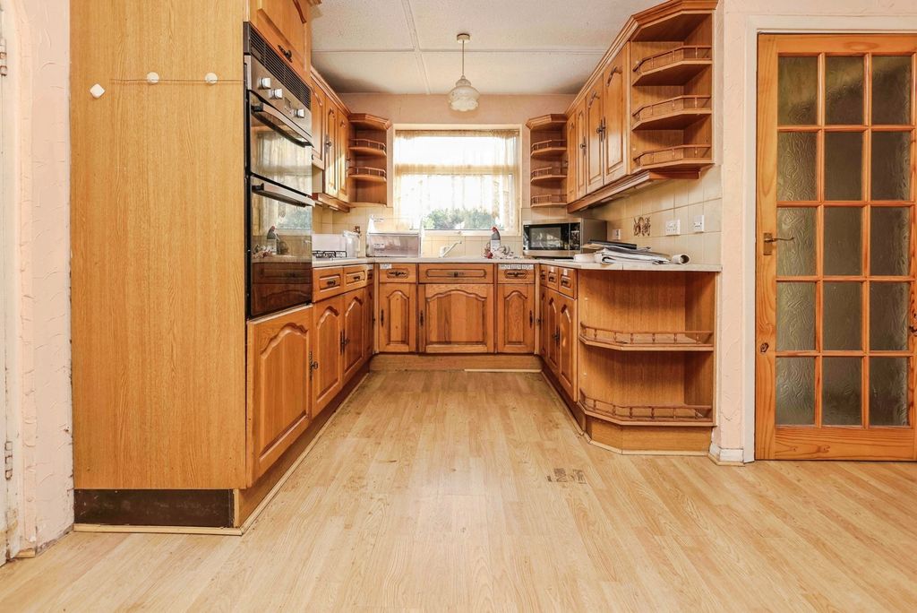 Property photo 3 of 12 Kitchen