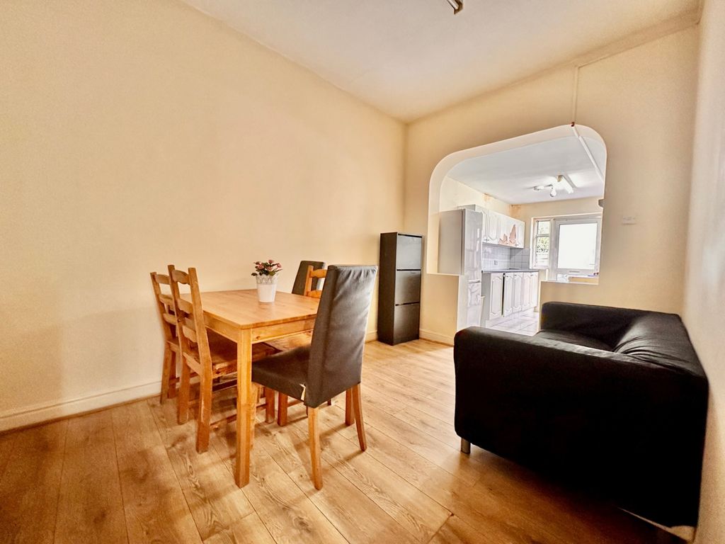 Property photo 1 of 18 6 Bedroom Mid-Terraced House To Let In Tooting