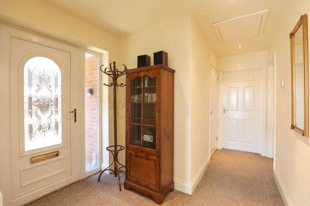 Property photo 3 of 15 Entrance Hall