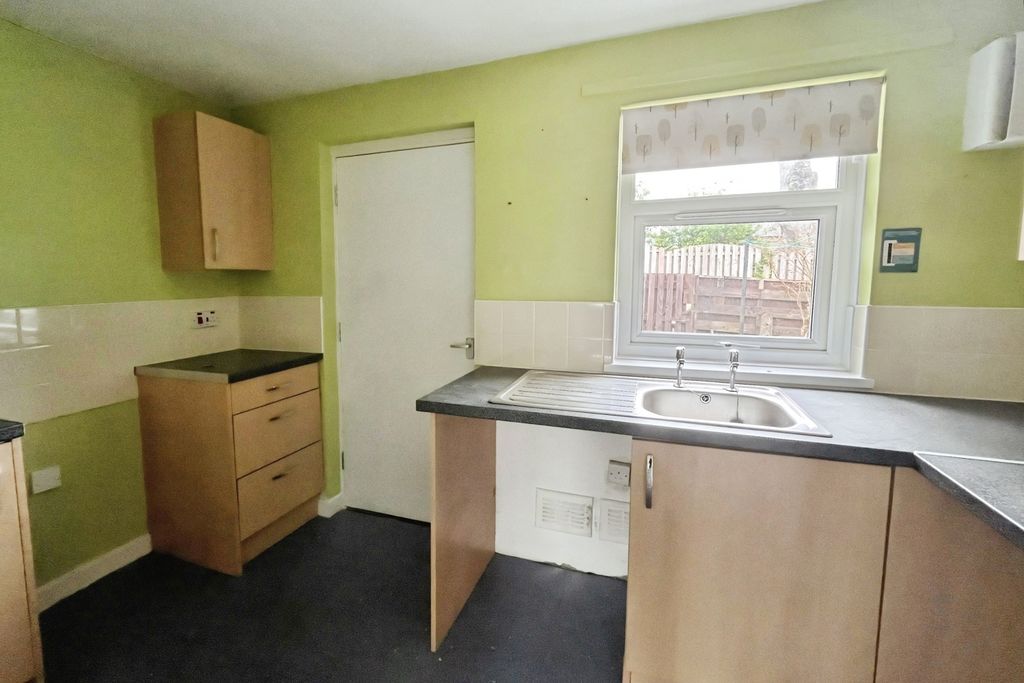 Property photo 2 of 8 Kitchen