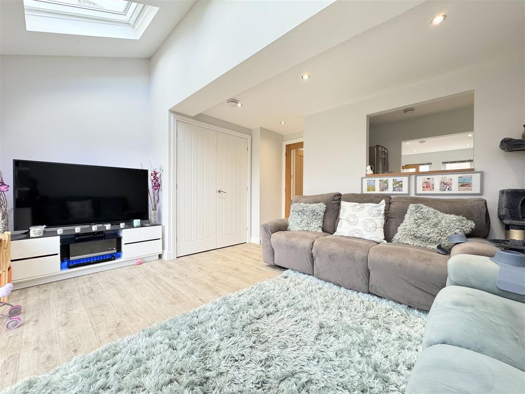 Property photo 3 of 13 Lounge