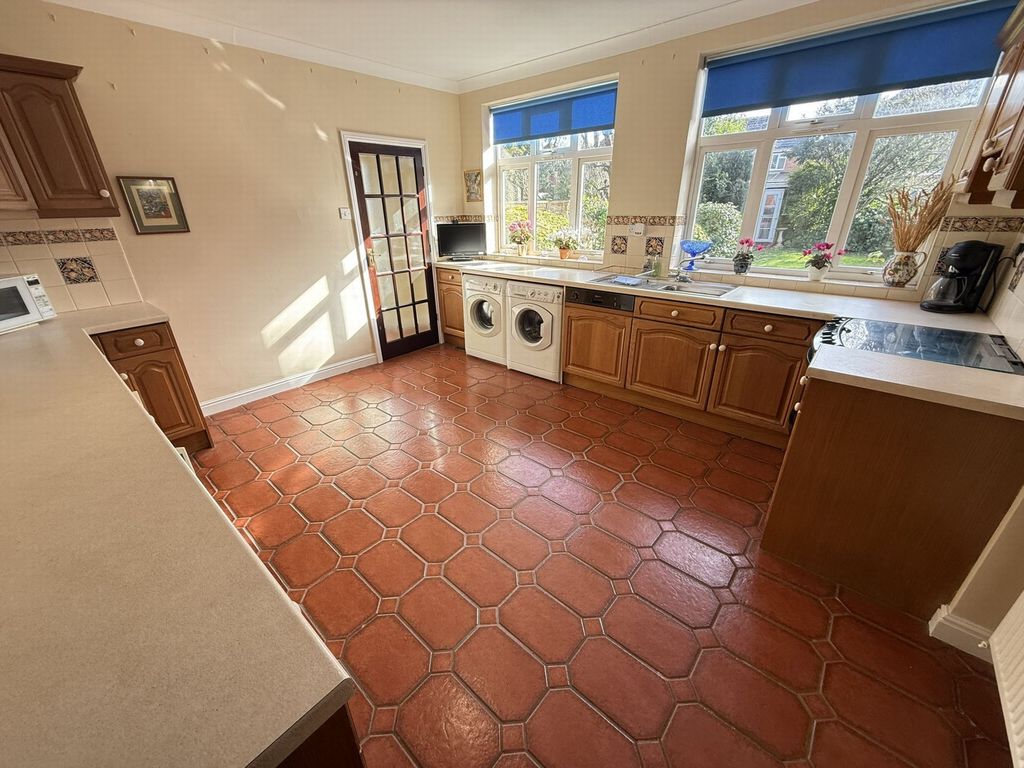 Property photo 3 of 14 Kitchen