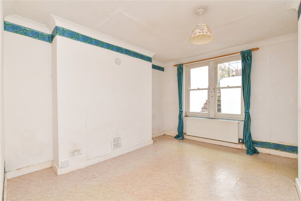 Property photo 3 of 9 Lounge