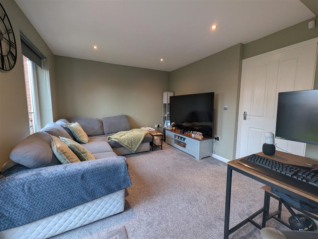 Property photo 3 of 11 Lounge