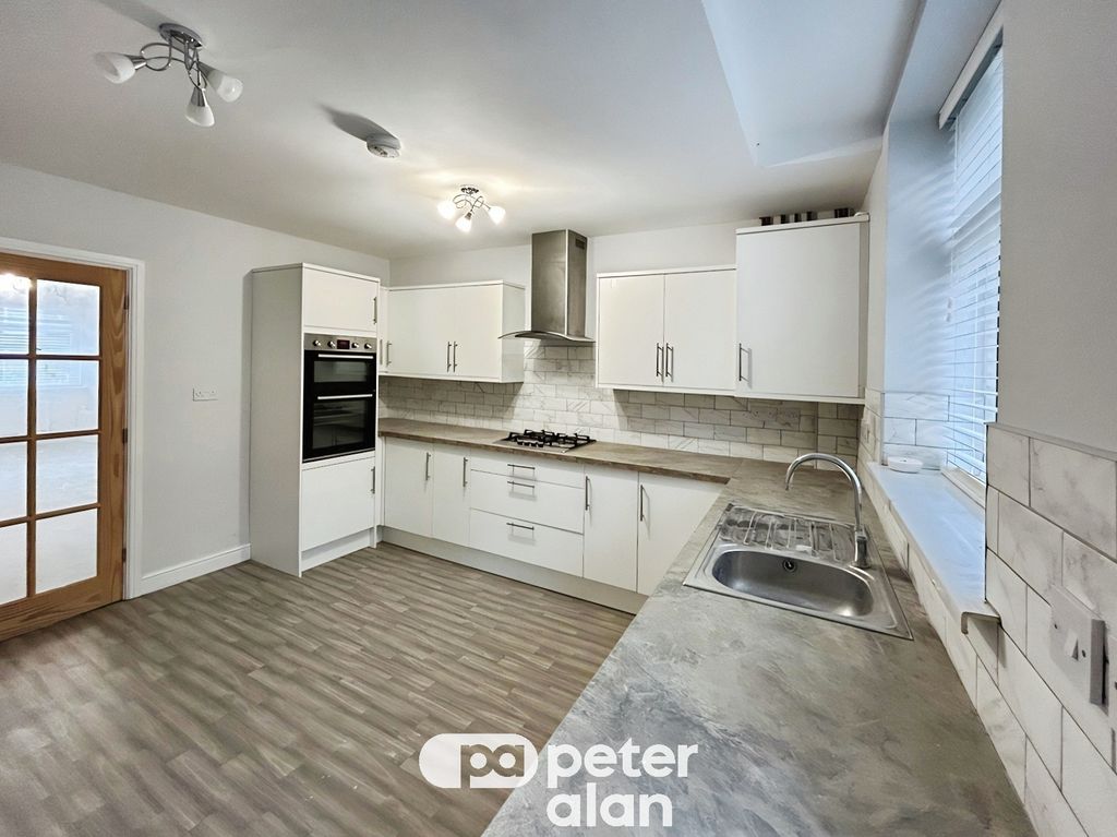 Property photo 3 of 17 Kitchen