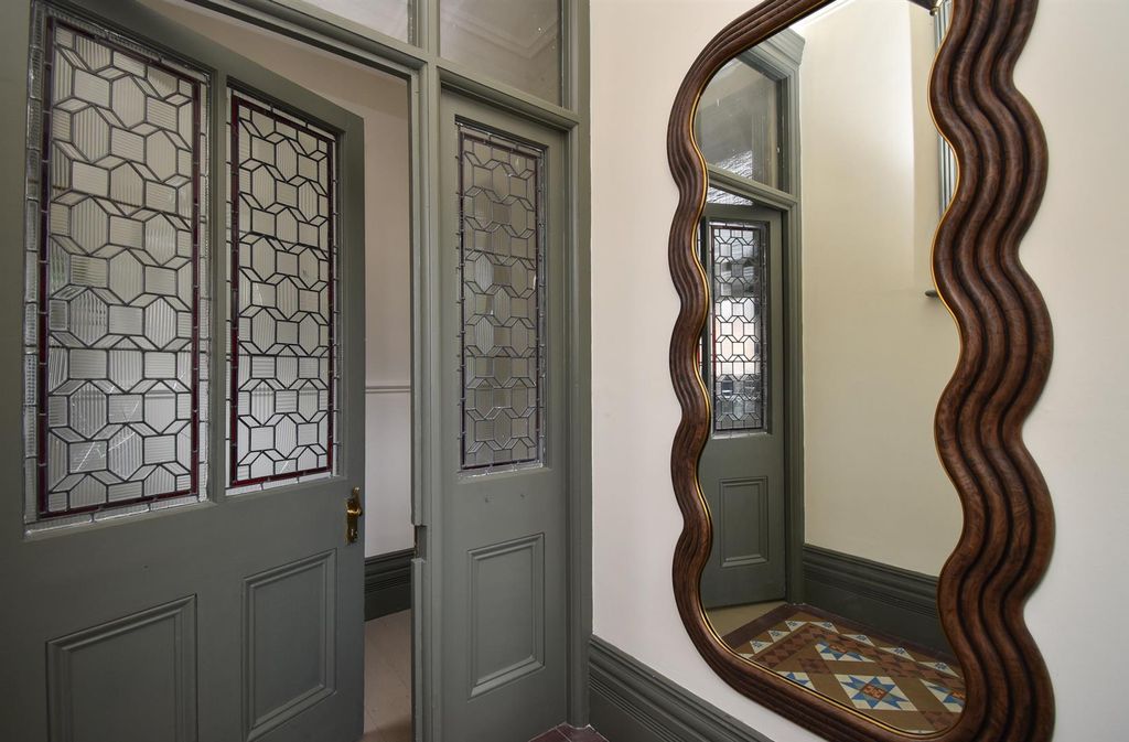 Property photo 3 of 40 Entrance Hall