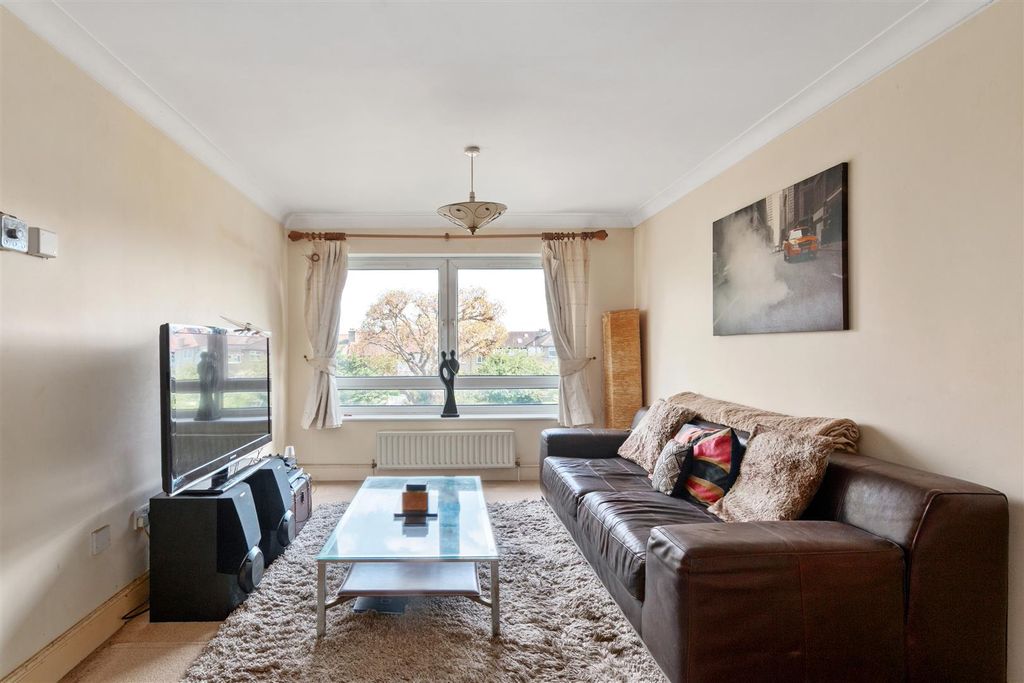 Property photo 3 of 6 Clarendon Court.