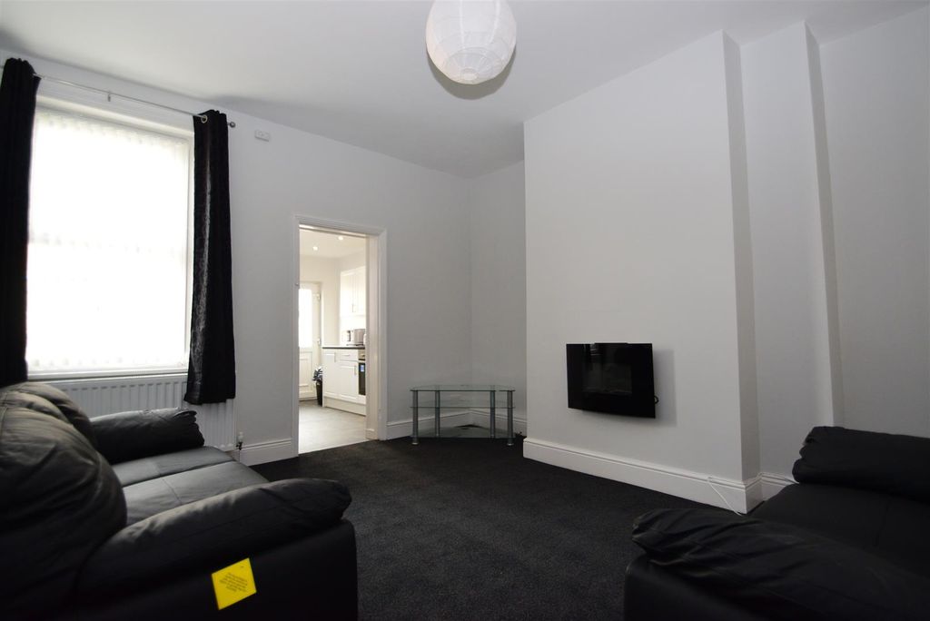 Property photo 1 of 6 Lounge
