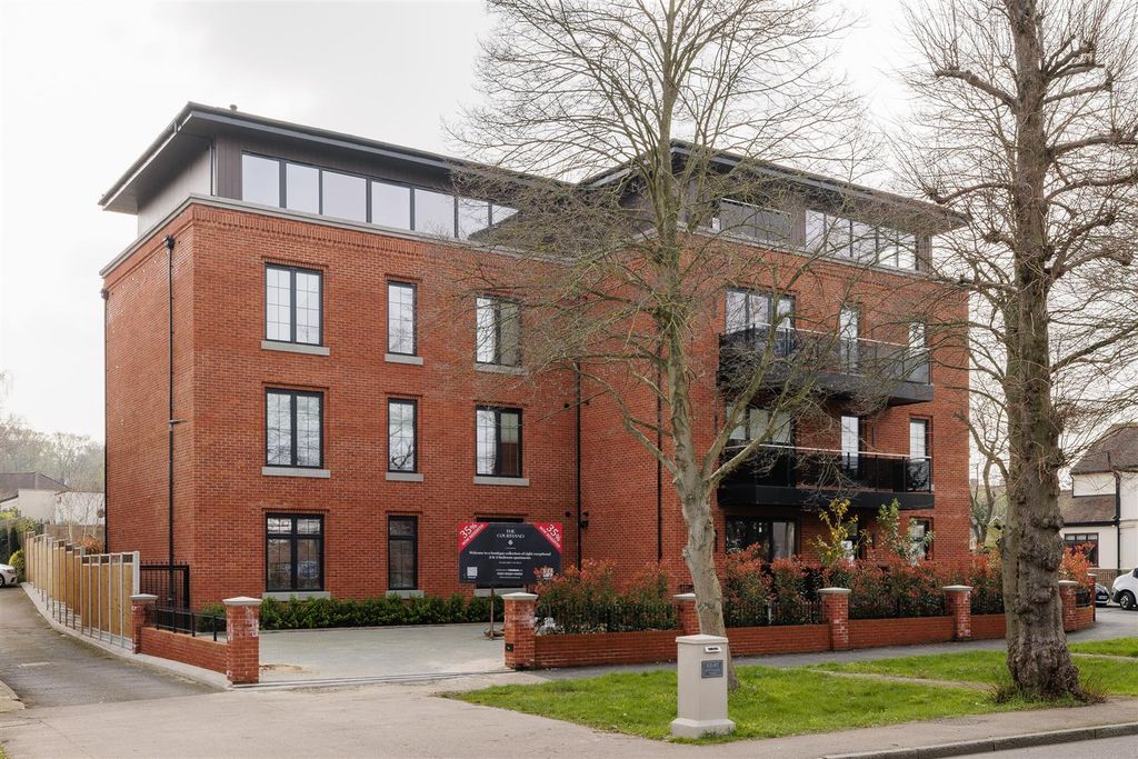 Property photo 1 of 19 Whitehall Road, E4