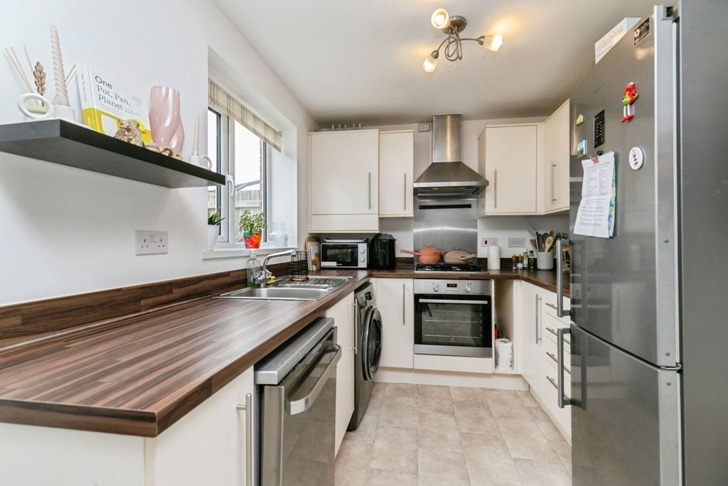 Property photo 3 of 17 Kitchen