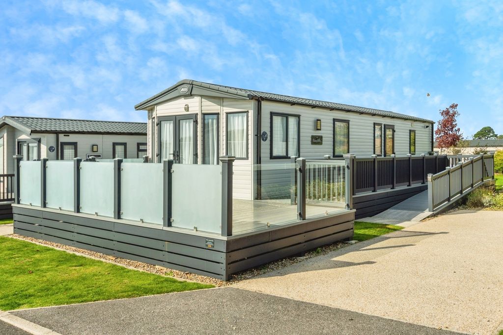 Property photo 1 of 17 Caravan