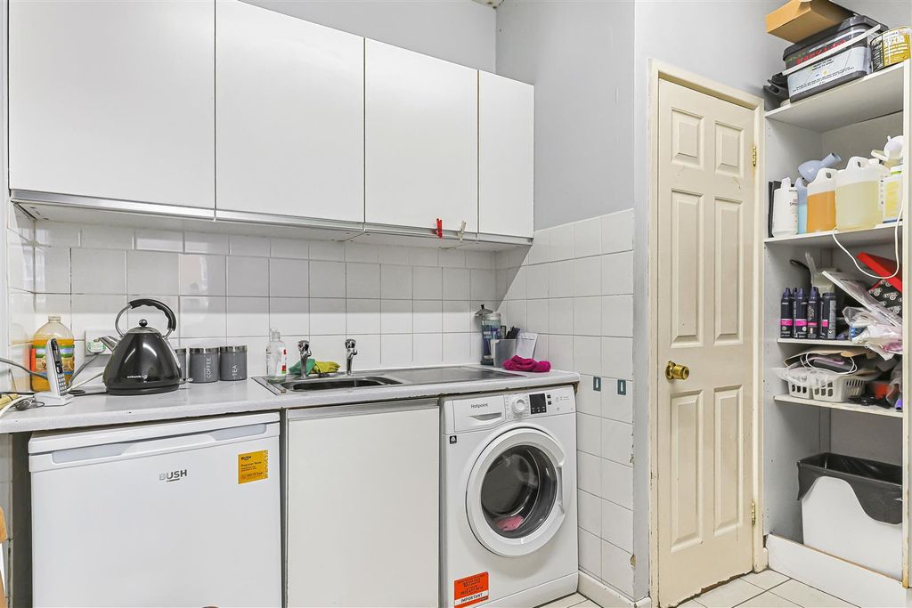 Property photo 3 of 16 Kitchenette