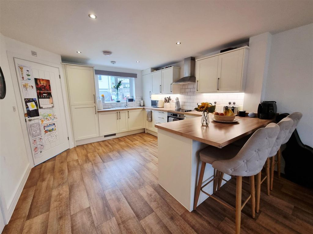 Property photo 3 of 14 Kitchen