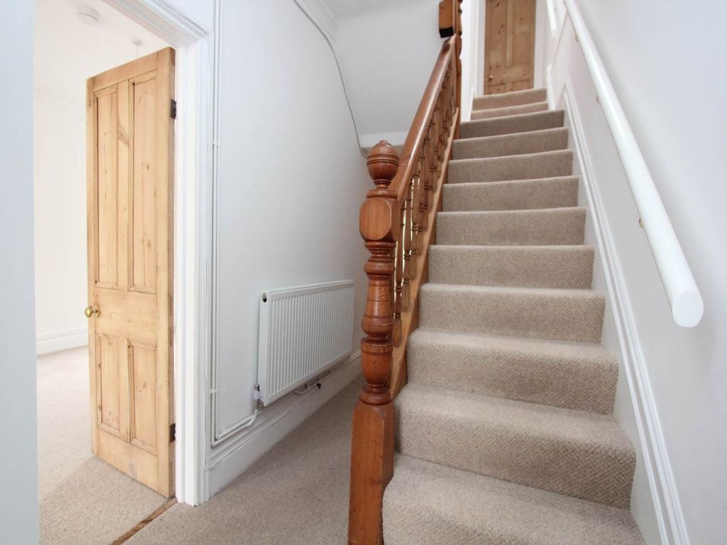 Property photo 3 of 19 Entrance Hall