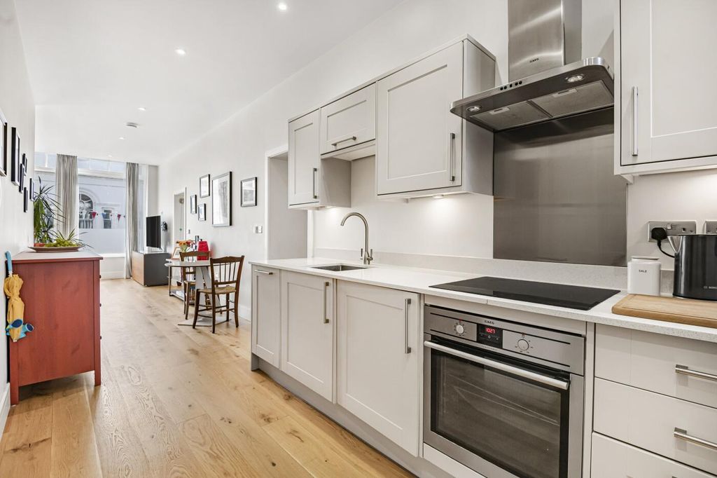 Property photo 3 of 19 Kitchen