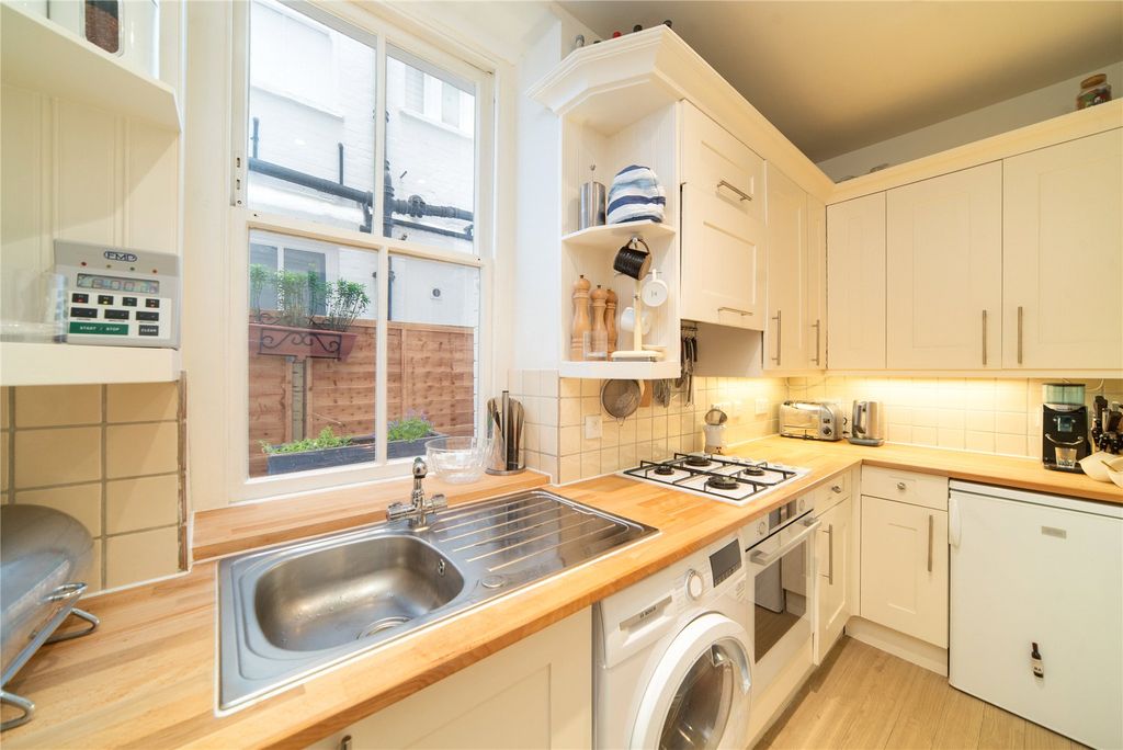 Property photo 3 of 11 Kitchen
