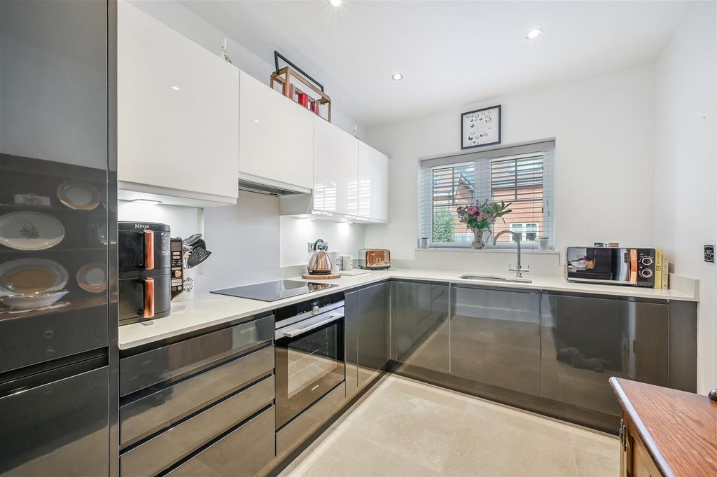 Property photo 3 of 14 Osborne Close-1.Jpg
